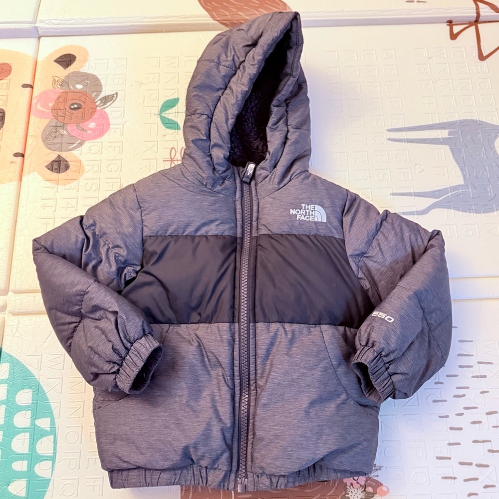 The North Face Toddler 2T 550 Hooded Puffer Jacket in Gray and Black